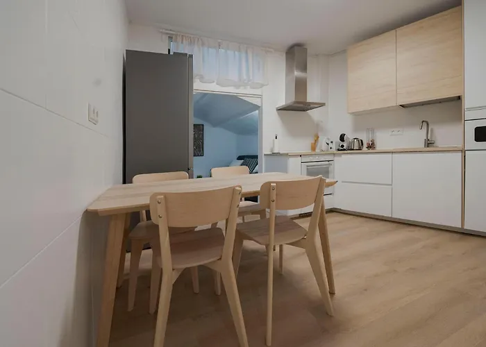 Reformado Con Encanto Junto A La Playa Zurriola, En Donostia - *